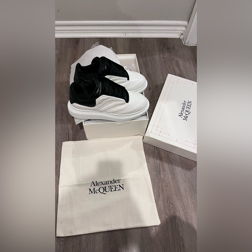 Alexander McQueen gently used Pelle s. Gomma white/ black size Eu 41 or 8 US